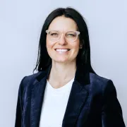 Portrait Stephanie Schießl Brille blauer Blazer Lächeln