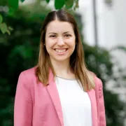 Portrait von Katerina Antimisaris; im Hintergrund Bäume