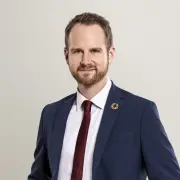 Portraitfoto von Dr. Max Jungmann mit SDG-Anstecker