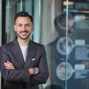 Porträt von Jonas Klein, Transformationsberater, freundlich blickend, vor neutralem Hintergrund.