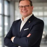 Spezialist für operative Transformation, Restrukturierung und regulatorische Unternehmensentwicklung in Industrie, Medizintechnik, Maschinenbau und Defence. 