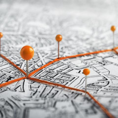 Landkarte mit Pins in orange